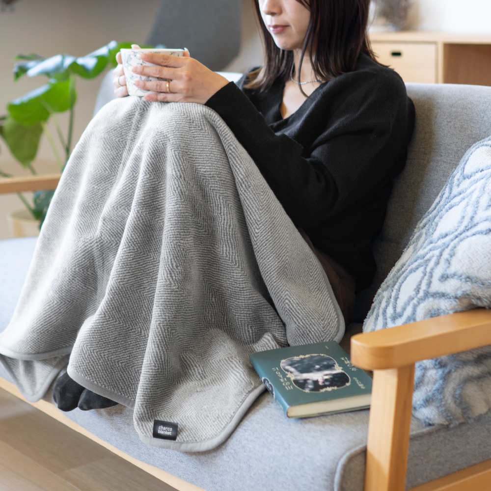 ブランケット ひざ掛け グレー 無地 あたたか 車内　オフィス 冷房対策 コンパクト 備長炭 プレゼント ギフト プレゼント 消臭 保温 発熱 イメージ